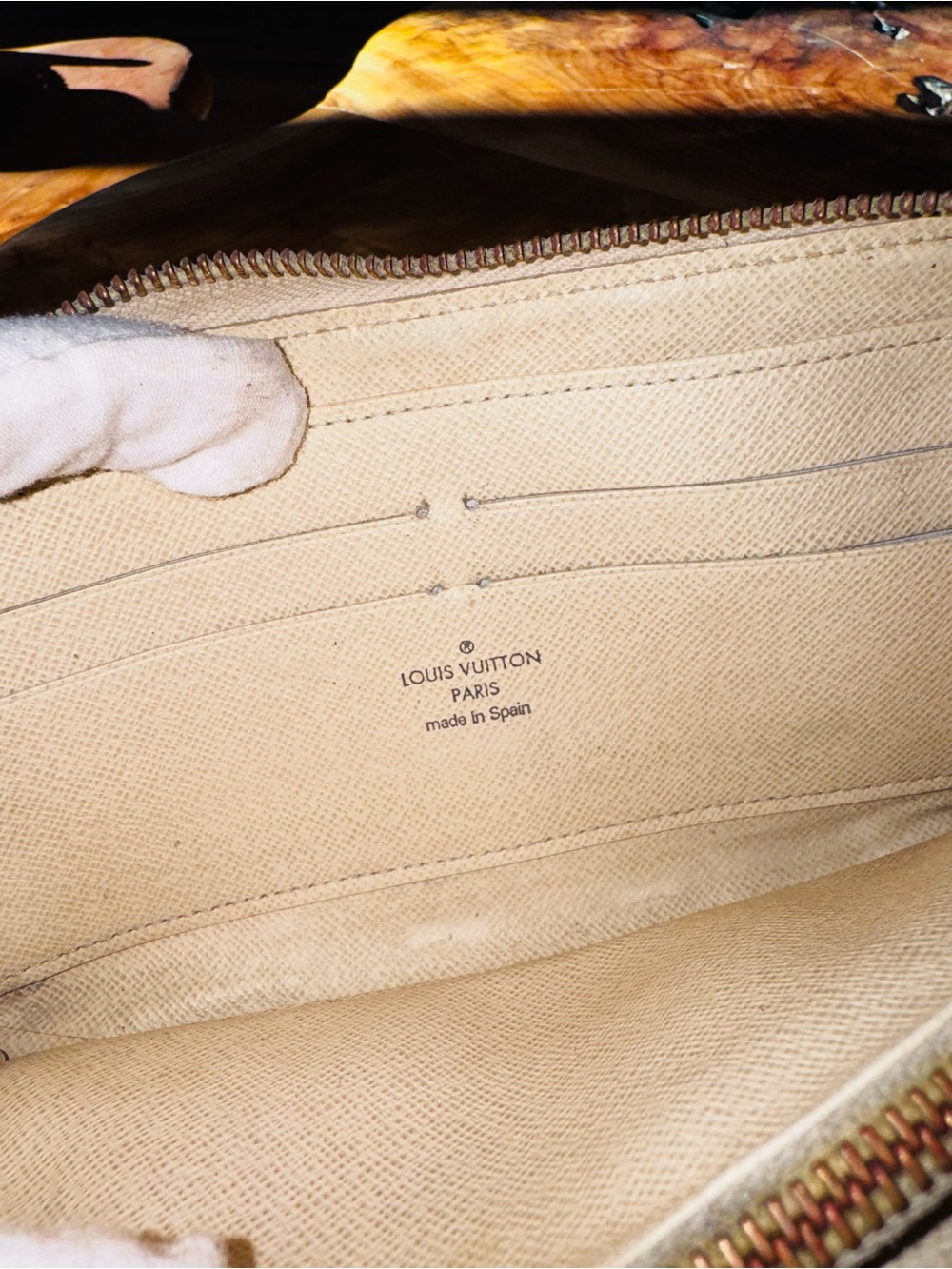 Louis Vuitton Zippy Wallet in the iconic Damier Azur pattern,  coated canvas. - Picture 8 of 17